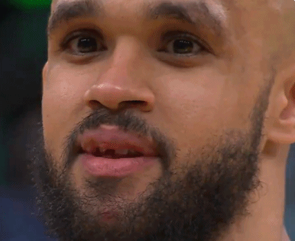 这迷人的笑容！广播公司捕捉到怀特的门牙被莱弗利打断