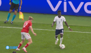 中柱！福登禁区外切入远射 皮球击中门柱 萨卡的跟进射门弹起