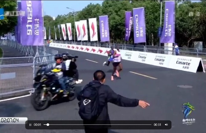 冠军变亚军!杭马组委会:裁判员想指挥摩托车分流,使运动员误判