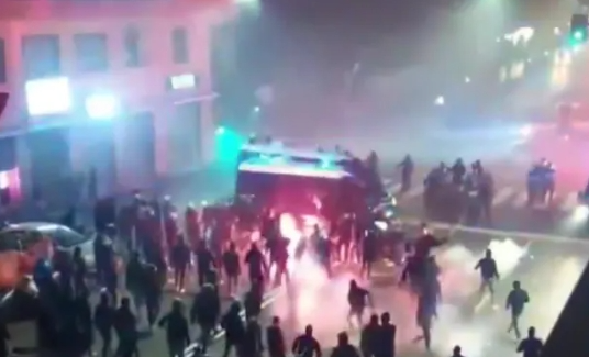 火爆的灯塔德比!桑普热那亚两队球迷场外约架 40人受伤8人被捕