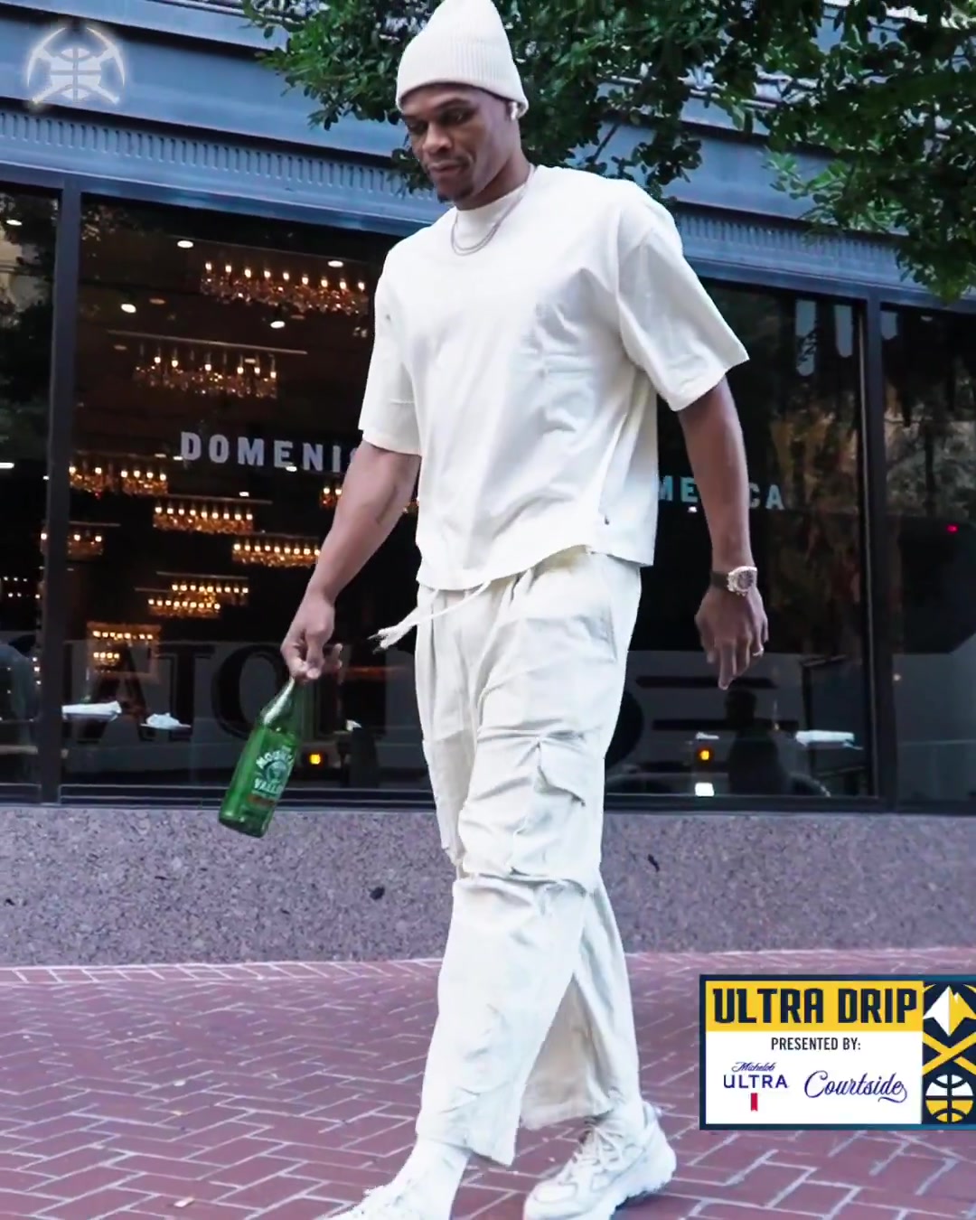 威少一身潮男休闲装严肃进场 手里怕不是拎了个“啤酒瓶”？😂