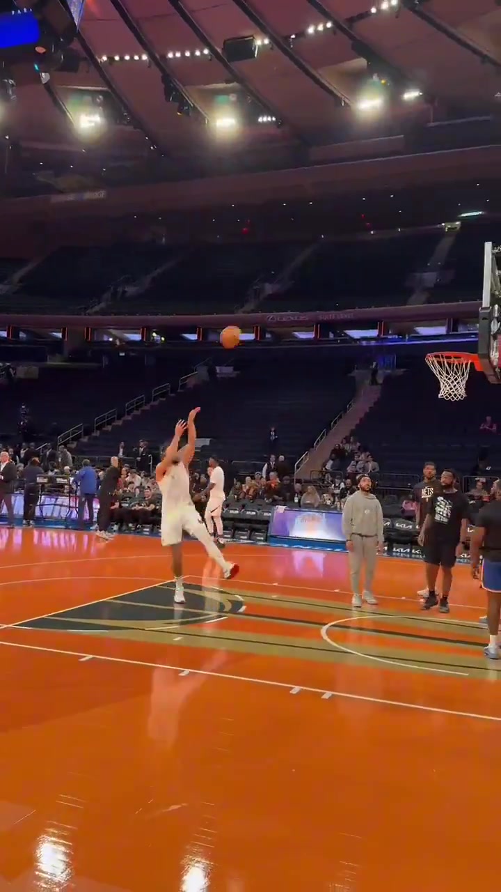 🥵抽象！本西赛前热身转身中投8中0🧱🧱